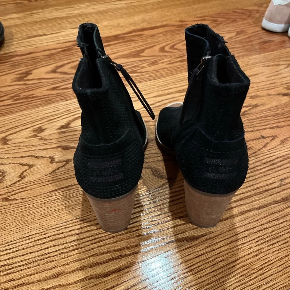Heels - Picture 3 of 3